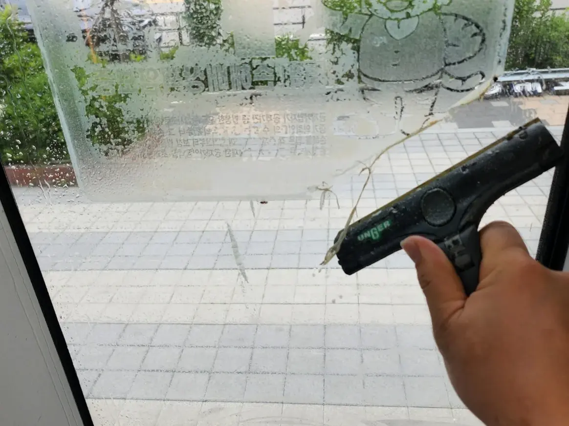 마포구 노고산동 사무실 발코니 장비 주변 정밀 위생청소 사례 - 행진크린