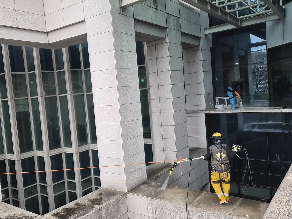 마포구 노고산동 상가건물 옥상 파라펫 장비 주변 정밀 위생청소 사례 - 행진크린