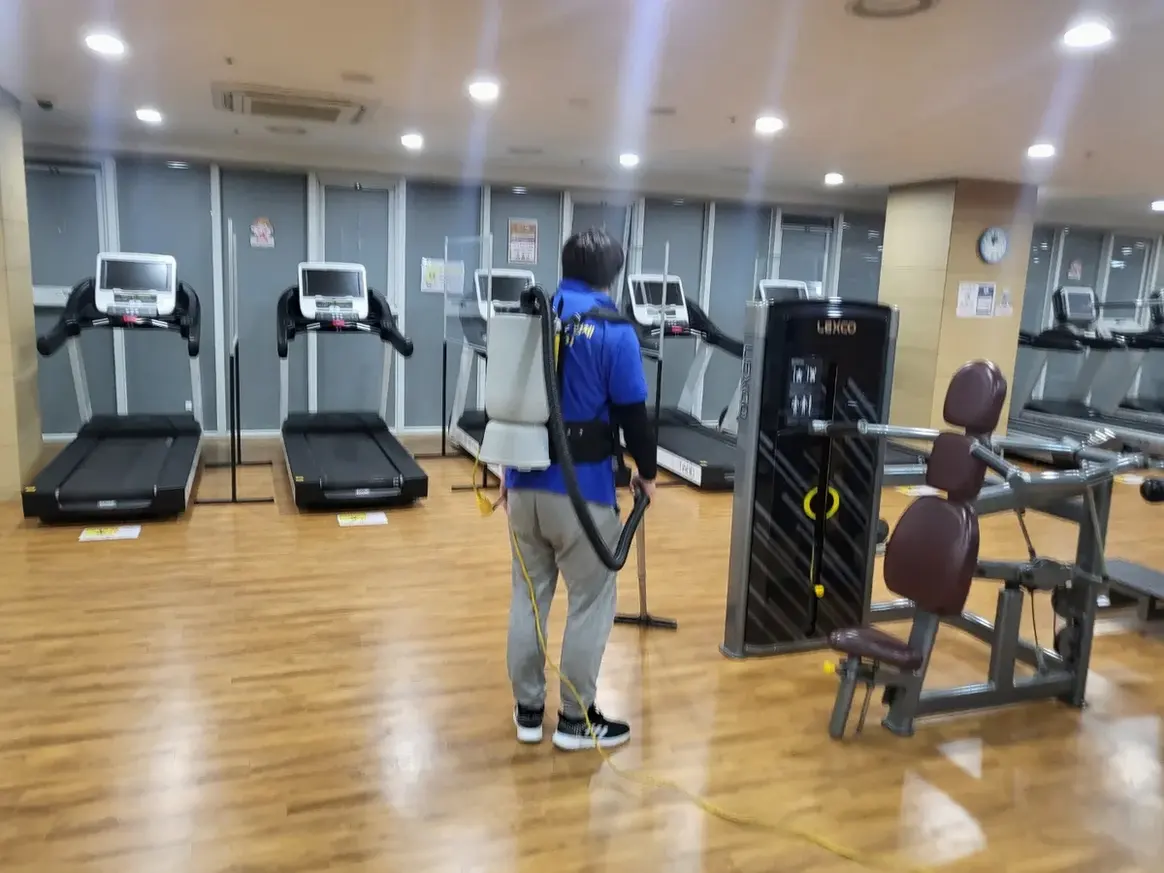 동대문구 용두동 헬스장 샤워실 장비 주변 정밀 위생청소 사례 - 행진크린