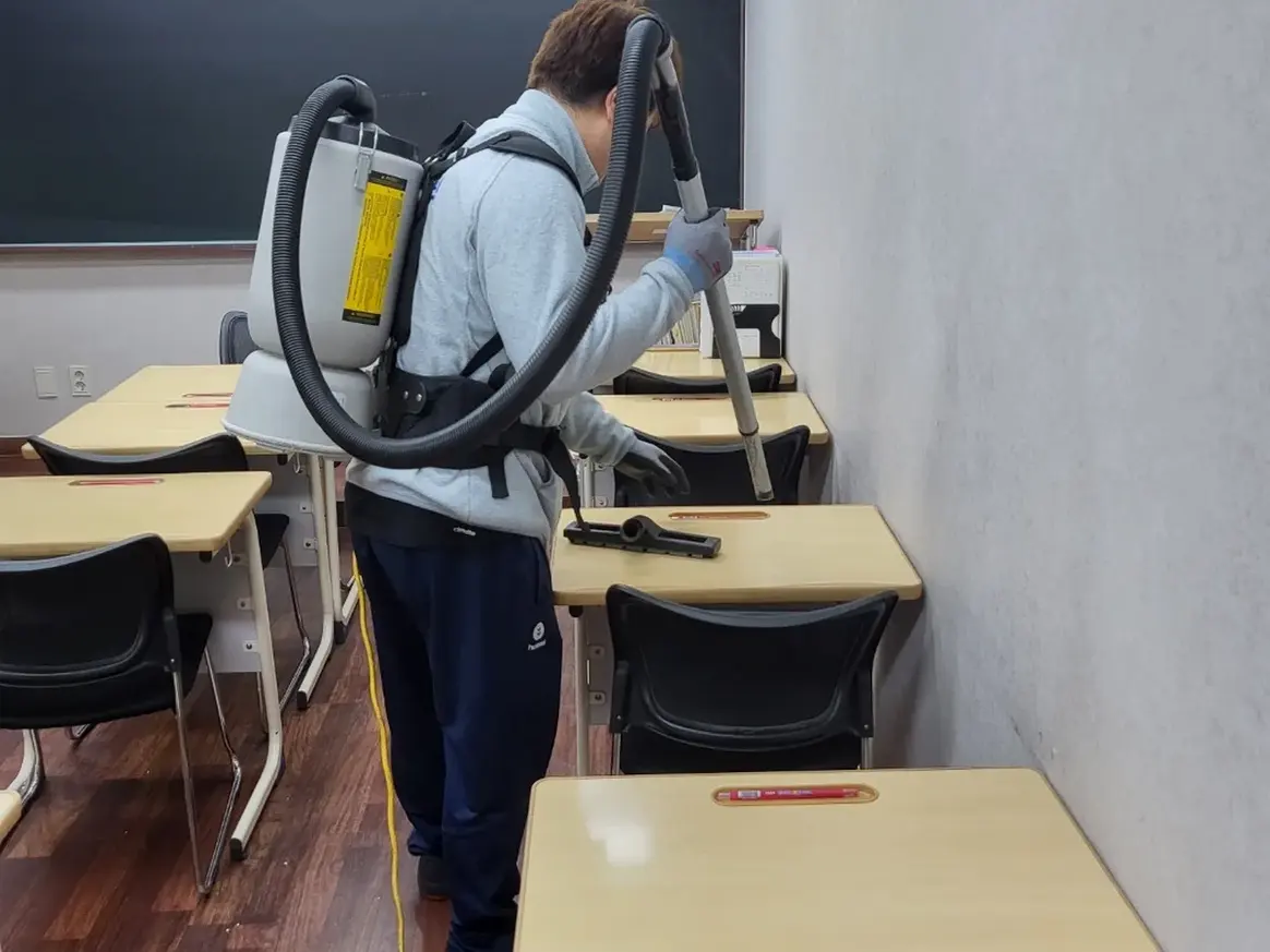 마포구 대흥동 학교 현관·중앙홀 바닥 위생청소 사례 - 행진크린
