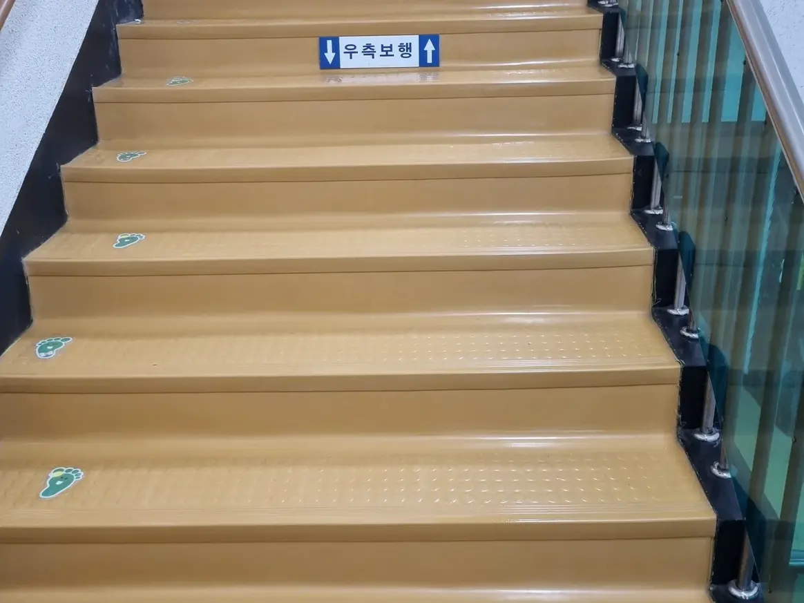 마포구 대흥동 어린이집 현관·신발장 바닥 위생청소 사례 - 행진크린