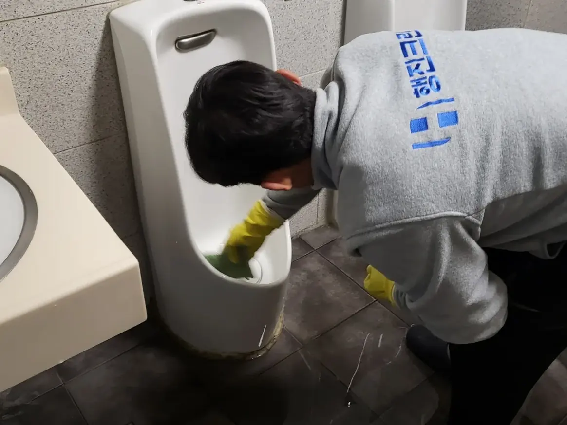 마포구 노고산동 사무실 샤워부스 장비 주변 정밀 위생청소 사례 - 행진크린